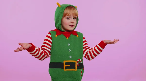 Menina confusa no traje de Natal sentindo vergonha sobre a pergunta ambígua ter dúvida nenhuma ideia — Fotografia de Stock