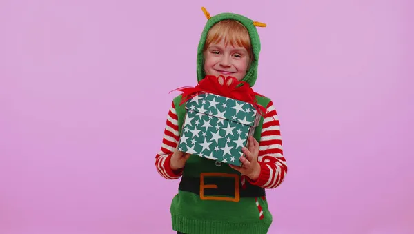 Веселая девушка в рождественском костюме Санта получает подарок коробку, выражая удивление счастье — стоковое фото