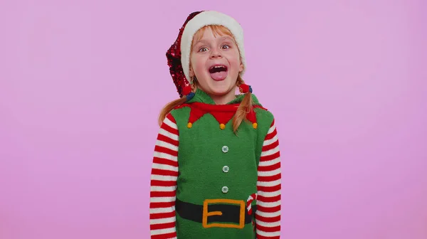 Сумасшедшая девчонка в костюме Санта-Клауса, демонстрирующая язык, валяющая дурака — стоковое фото