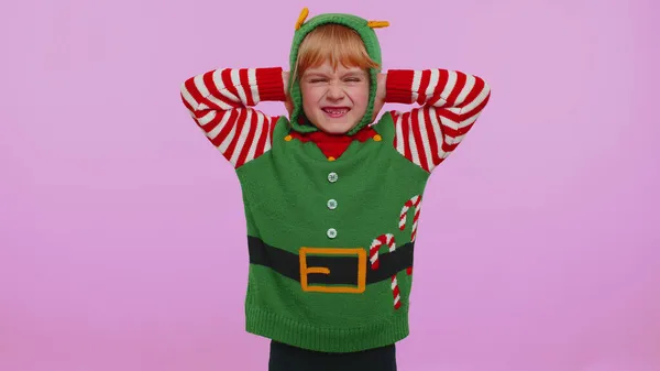Девочка ребенок Рождество эльф покрывая уши и жесты нет, избегая совета игнорируя неприятный шум — стоковое фото