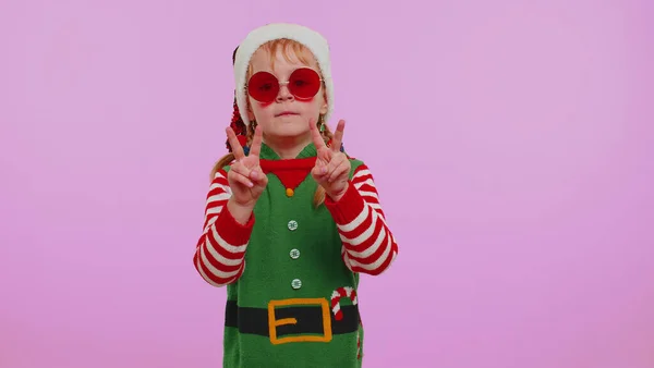 Девочка Рождество Санта-Клаус Эльф прослушивания музыки через наушники танцевальные диско дурачиться весело — стоковое фото