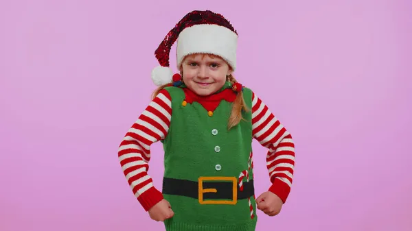 Noel kostümlü hoşnutsuz bir kız, hoşnutsuzlukla el kol hareketi yapıyor, başarısızlıktan dolayı azarlıyor. — Stok fotoğraf
