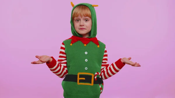 混乱した女の子でクリスマスの衣装感じ恥ずかしがり屋についてのあいまいな質問を持っている疑いないアイデア — ストック写真