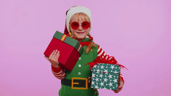 女の子幼児クリスマスサンタクロースエルフは手に2つのギフトボックスを持っています、ショッピング休日の販売 — ストック写真