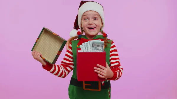 Веселая девушка Рождество Санта-Клаус Эльф получает подарок коробку, выражая удивление счастье — стоковое фото