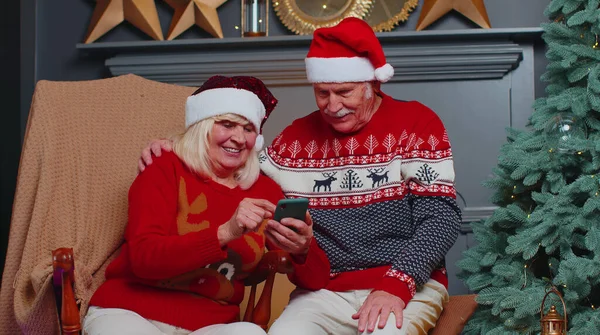 Happy senior rodina na mobilním telefonu koupit vánoční dárky dělat on-line nakupování — Stock fotografie