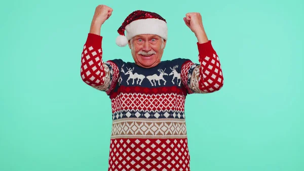 Großvater Mann im Pullover Weihnachtsmann schreit, feiert Erfolg, gewinnt, Ziel erreicht — Stockfoto