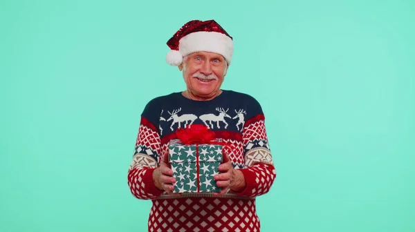 身穿毛衣的爷爷圣诞老人收到礼物盒，表达了惊讶的喜悦 — 图库照片