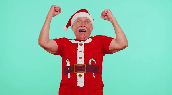 シニアクリスマス祖父男叫び、成功を祝い、勝利し、目標達成者、新年 — ストック写真