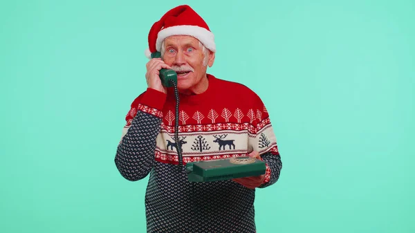 Senior Christmas Opa Mann im Gespräch mit kabelgebundenen Oldtimer-Telefon der 80er Jahre, sagen Sie hey Sie rufen mich zurück — Stockfoto