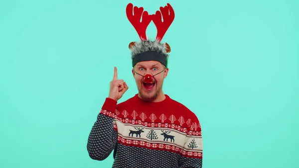 Захоплений чоловік у різдвяному светрі змушує жест піднімати палець придумав креативний план хороша ідея — стокове фото