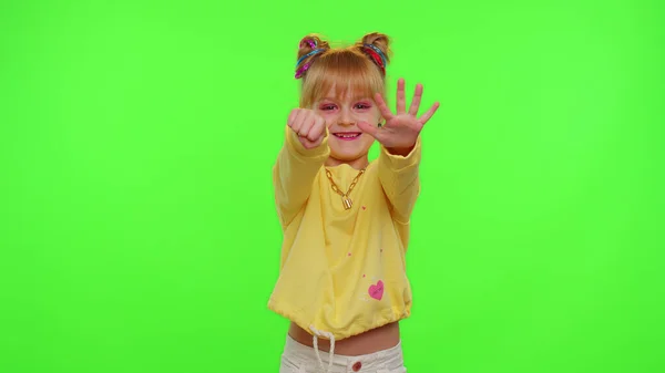 Gelukkig klein kind meisje blogger voorkant van telefoon camera opnemen video genieten dans inhoud op chroma sleutel — Stockfoto