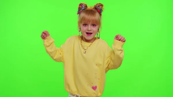Vrolijke grappige tiener school meisje kind dansen, filmen video met behulp van mobiele telefoon thuis op chroma sleutel — Stockfoto