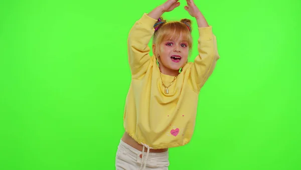 Dansande ung liten flicka bloggare skiva dans rör sig framför kameran för sociala medier innehåll på telefon — Stockfoto
