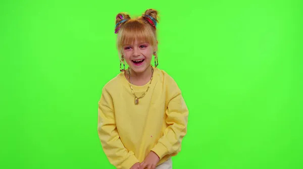 Happy funky blogger kind kind meisje, het opnemen van grappige dansen video op de smartphone voor sociaal netwerk — Stockfoto