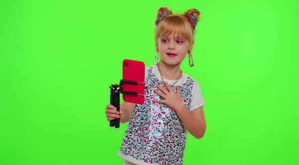 Счастливый фанки блоггер ребенок девочка, запись смешных танцевальное видео на смартфоне для социальной сети — стоковое фото
