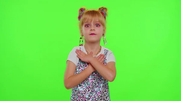 Snygg liten flicka gör trendig dans video för sociala medier nätverk, barn dans, rolig bloggare — Stockfoto