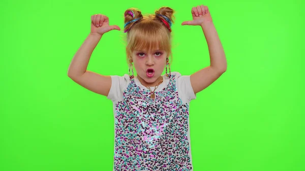 快乐时髦的博主小女孩，在智能手机上为社交网络录制有趣的舞蹈视频 — 图库照片