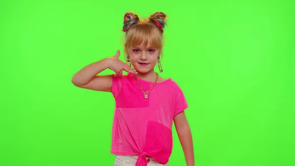 Radostné malé dítě dívka blogger před kamerou záznam videa vychutnat taneční obsah na chroma klíč — Stock fotografie