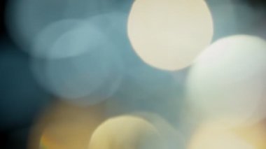 Çok renkli ışık, siyah arkaplanda görüntü sızdırıyor. Lens sızıntısı, geçişleri engelliyor.