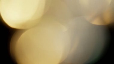 Çok renkli ışık siyah zemin üzerine 4k 'lık görüntü sızdırıyor, görüntü stilize ediliyor, geçişler, Bokeh etkisi