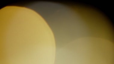 Çok renkli ışık siyah zemin üzerine 4k 'lık görüntü sızdırıyor, görüntü stilize ediliyor, geçişler, Bokeh etkisi