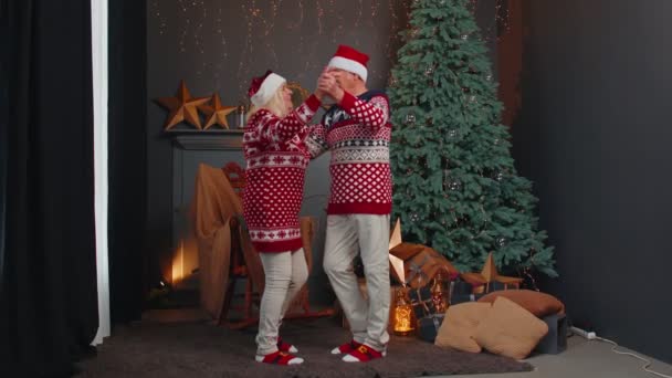 陽気な笑顔結婚したシニアカップル祖父母装飾された部屋で一緒にクリスマスを祝う — ストック動画