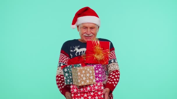 Grootvader oude man in Kerstmis Kerstman trui met veel geschenkdozen Nieuwjaar cadeautjes winkelen — Stockvideo