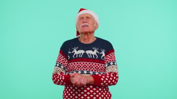 Дедушка в свитере Санта Рождество получает подарок коробку, выражая удивление счастье — стоковое видео