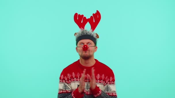 Vidám férfi pulóverben Karácsonyi Mikulás kiabálva, ünnepli siker, győzelem, cél elérők — Stock videók