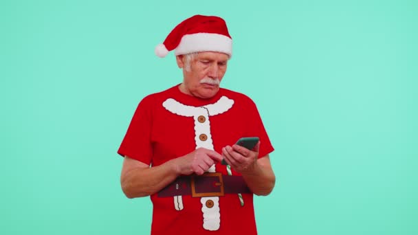 Dziadek korzystający z telefonu komórkowego wpisując nowy post w internecie, świąteczne zakupy online, przeglądanie — Wideo stockowe