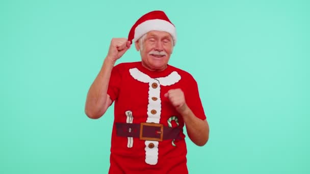 Senior Christmas dědeček muž tanec trendy tanec pro sociální média blbnutí kolem baví — Stock video