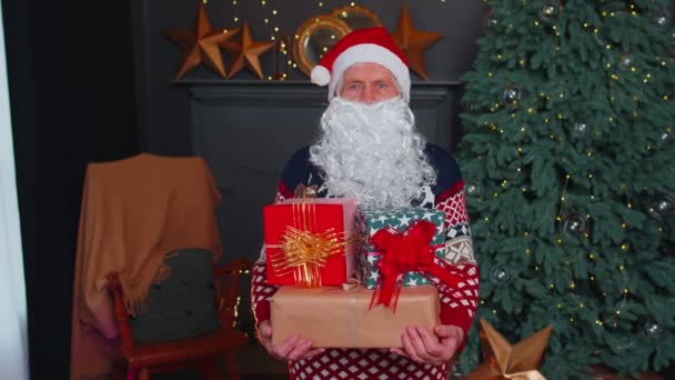 Büyükbaba parodisi Noel Baba hediye kutusunu sunar, evde tatil kutlaması. — Stok video