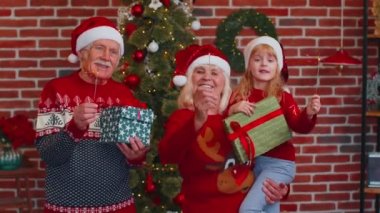 Mutlu son sınıf çifti ve torunu Bengal Noel ışıkları tutuyorlar.