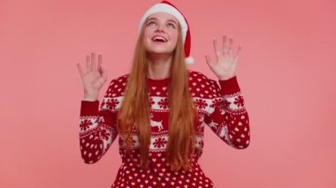 Noel süveteri giymiş güzel, pozitif bir yetişkin kız anekdotları dinledikten sonra kahkahalar atıyor.