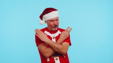 Noel tişörtlü bir adam kulaklıkla müzik dinliyor, disko dansı yapıyor, eğleniyor.