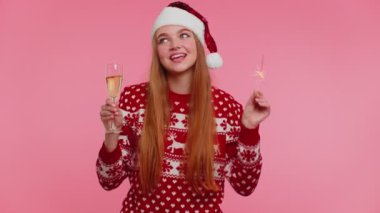 Noel kazaklı kız Bengal havai fişekleri ve şampanyayla dans ediyor. Tebrik et.