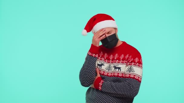 Man in Kerst rode trui dragen gezichtsmasker ppe om te beschermen tegen coronavirus op lockdown quarantaine — Stockvideo