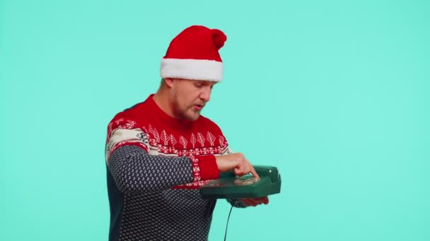 Rolig man i jultröja pratar på trådbunden vintage telefon på 80-talet, säger hej du ringer tillbaka — Stockvideo
