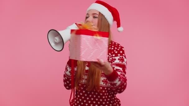 女性女の子でクリスマスセーターでギフトボックス悲鳴でメガホン発表割引販売ショッピング — ストック動画