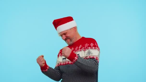 Веселый человек в свитере Рождество Санта кричит, празднуя успех, победы, цели достигаются — стоковое видео