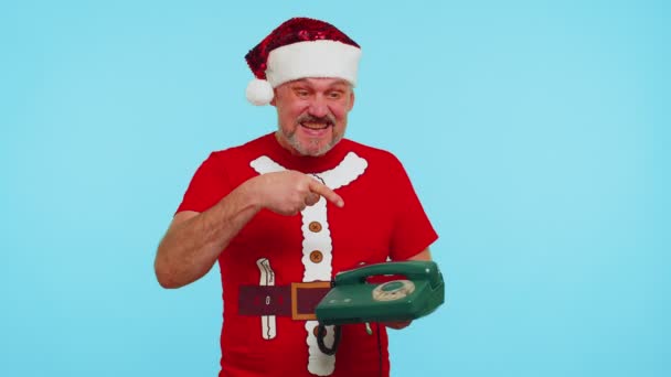 Funny man in Christmas t-shirt talking on wired vintage telephone of 80s, says hey you call me back — Stock Video