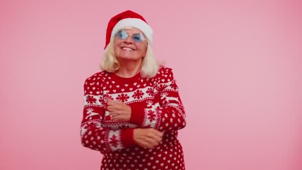 Reife Weihnachts-Großmutter tanzt trendigen Tanz für Social-Media-Narren um Spaß zu haben — Stockvideo