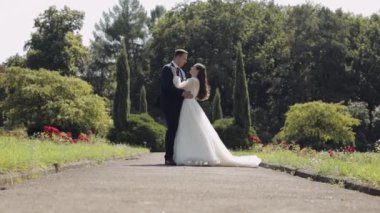 Yeni evliler, beyaz damat, yürüyen, kucaklaşan, parkta sarılan, düğün çifti.