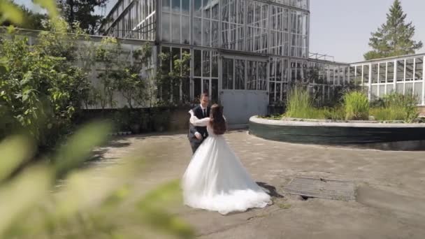 Прекрасні молодята кавказька наречена танцює в парку, робить поцілунок, сім'я подружньої пари — стокове відео