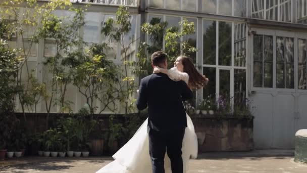 Όμορφοι νεόνυμφοι καυκάσιοι γαμπρός νύφη χορό στο πάρκο, κάνοντας φιλί, γάμο ζευγάρι οικογένεια — Αρχείο Βίντεο