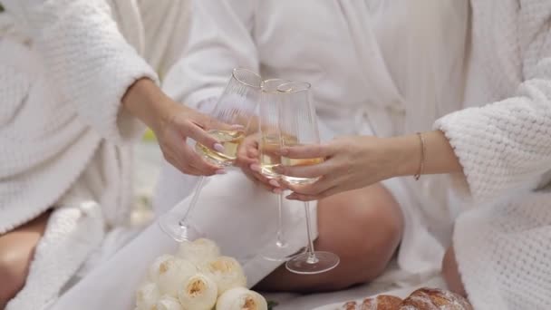 結婚式花嫁でboudoirドレスに座って朝の庭で飲むシャンパン女性で夜のガウンベール — ストック動画