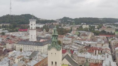 Avrupa Şehri Lviv, Ukrayna, Rynok Meydanı, Merkez Şehir Salonu, Dominik Kilisesi 'nin insansız hava aracı videosu