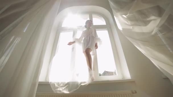 Brud i boudoir klänning stanna på fönstret tröskel bröllop morgon förberedelser kvinna i nattlinne, slöja — Stockvideo