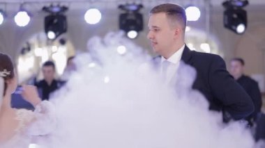 Kafkas gelini, düğünde ilk dans eden damat, kucaklaşan yeni evliler, mutlu genç aile.